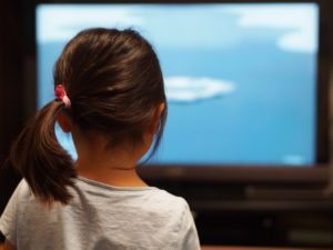 テレビの音量、大きすぎると子供の耳に悪影響？
